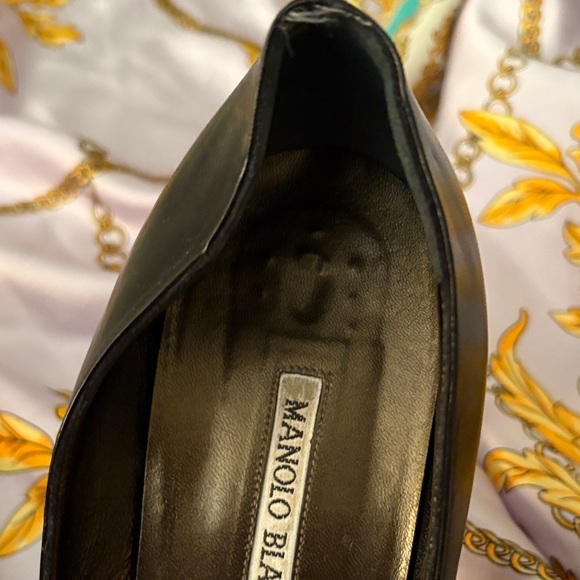 Manolo Blahnik Classic Pump - Picture 5 of 11